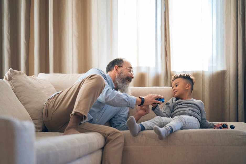 Una persona sorridente che controlla i propri risparmi su un tablet.